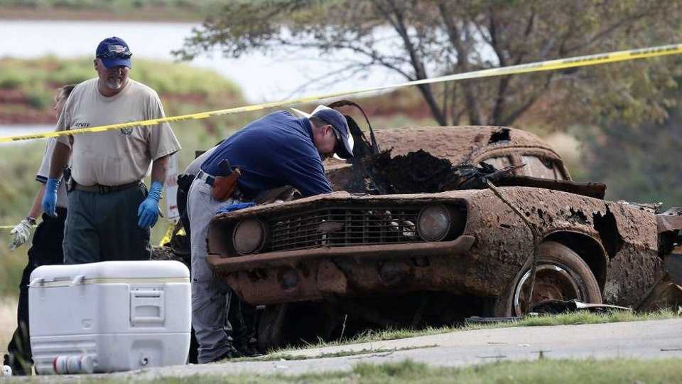 Автомобиль на воде. со дна озера фосс в штате оклахома полицией были подняты два автомобиля с шестью телами, которые пролежали в водоеме около пятидесяти лет. | интересные факты